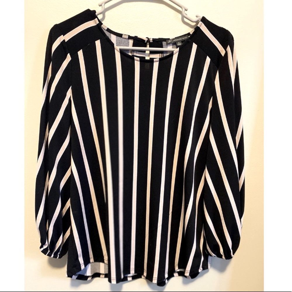 Dressy quarter sleeve shirt! 👚